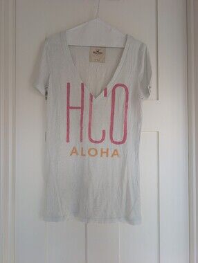 Hollister Vintage Graphic Tee V Neck - Women's Size Large